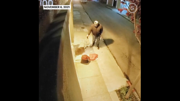 A man sprays bear mace in the face of a homeless person. - Sputnik International