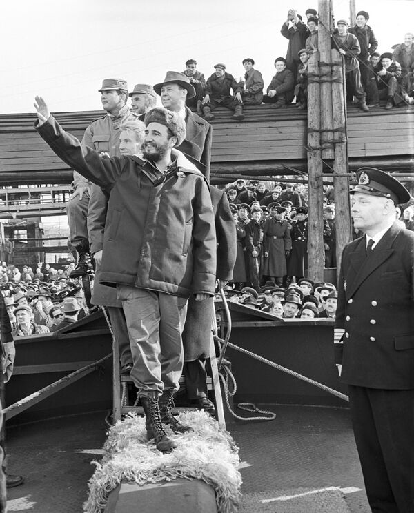 Fidel Castro arrived in Murmansk at around 10 a.m. on April 27. There, he visited the Lenin icebreaker, the Murmansk fish port, and the fish processing plant.Above: Fidel Castro greets residents of Murmansk during his visit to the USSR. - Sputnik International