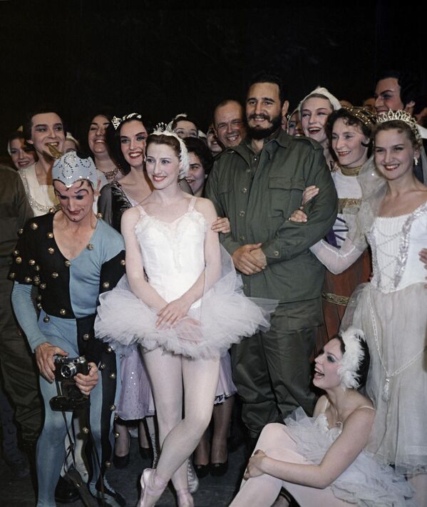 Fidel Castro visited the USSR’s Bolshoi Theatre for the ballet Swan Lake. After the performance, he met the ballet dancers and prima ballerina Maya Plisetskaya (center). - Sputnik International