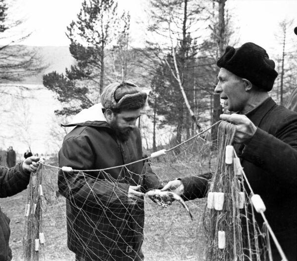 The Cuban leader during a trip to regions of the Soviet Union. Fidel Castro with fishermen on Lake Baikal. - Sputnik International