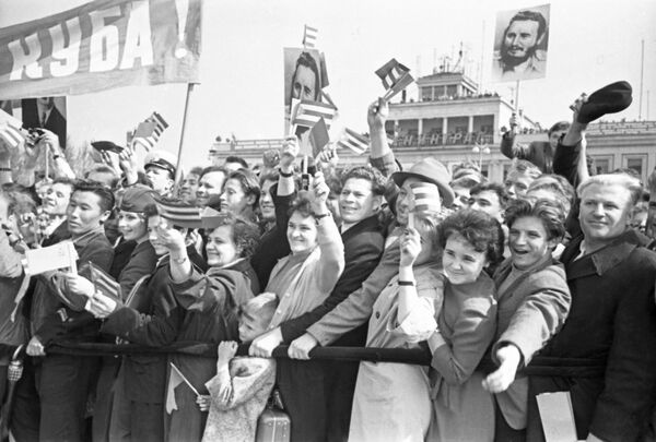 Leningrad residents welcome Fidel Castro at the airport - Sputnik International