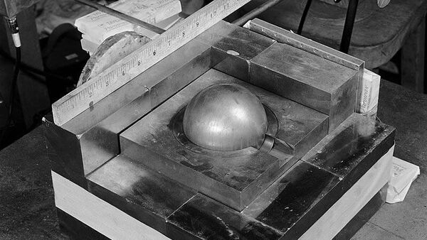 Model of plutonium pit core of an early nuclear weapon. - Sputnik International