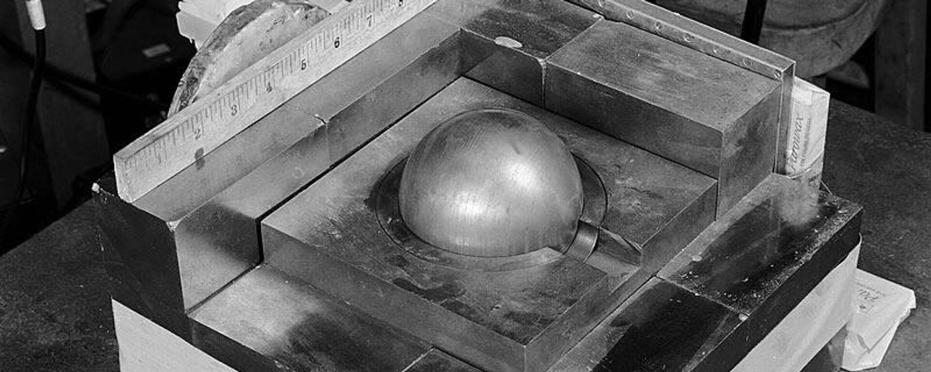 Model of plutonium pit core of an early nuclear weapon. - Sputnik International, 1920, 27.04.2023