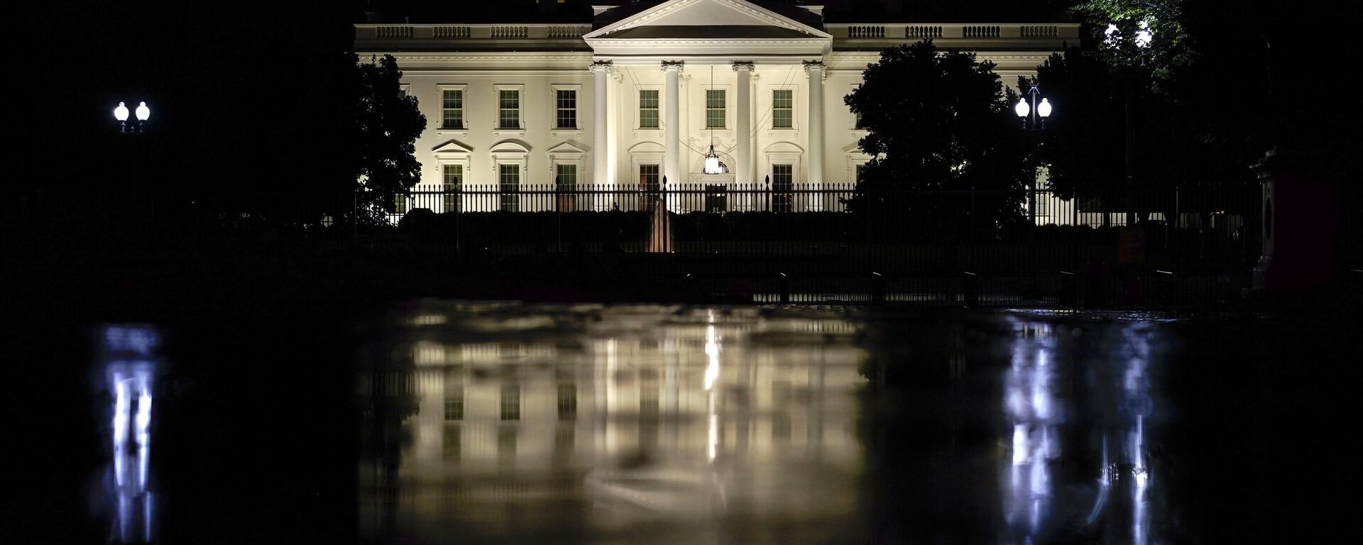 The White House is seen on a rainy night in Washington, Wednesday, June 30, 2021. President Joe Biden will hold a naturalization ceremony Friday at the White House in which 21 immigrants will become citizens. - Sputnik International, 1920, 17.05.2023