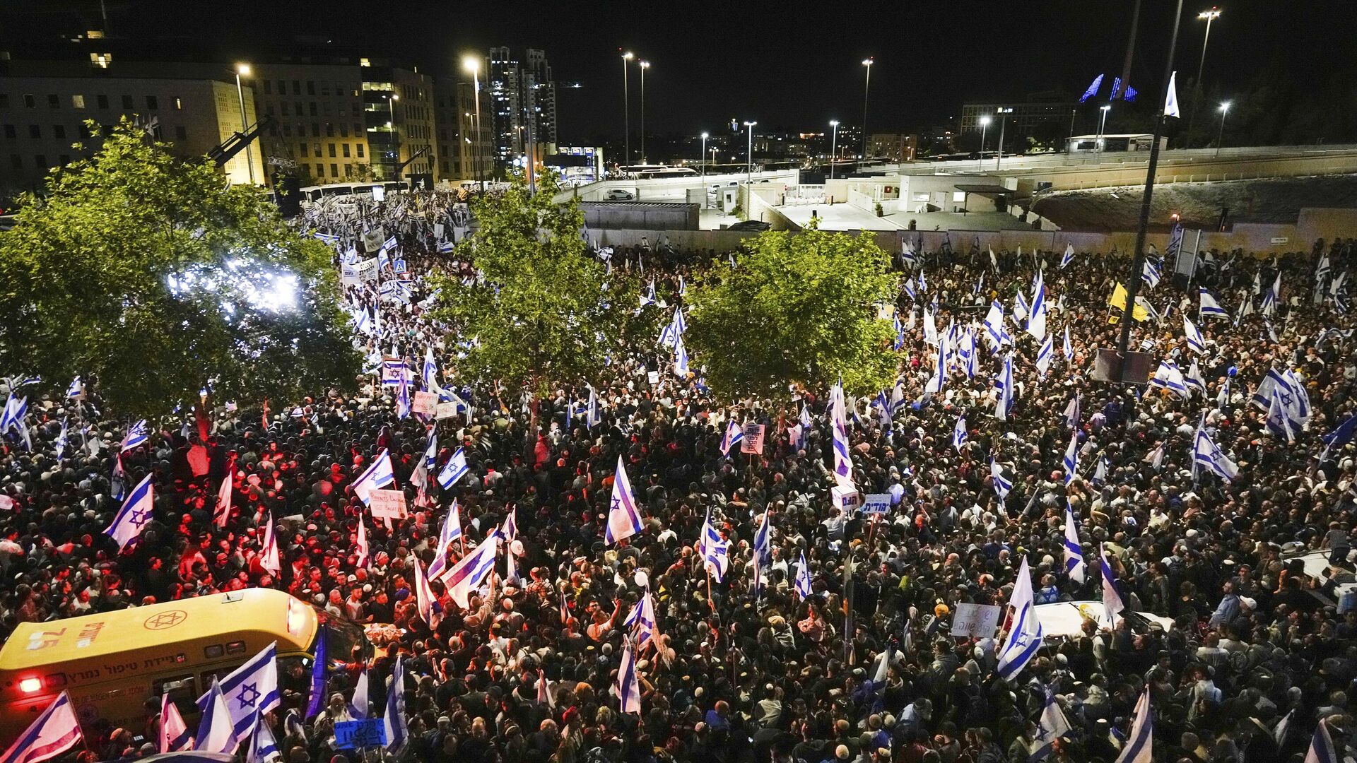Right-wing Israelis attend a rally in support of plans by Prime Minister Benjamin Netanyahu's government to overhaul the judicial system, outside the Knesset, Israel's parliament in Jerusalem, Thursday, April 27, 2023.  - Sputnik International, 1920, 28.04.2023