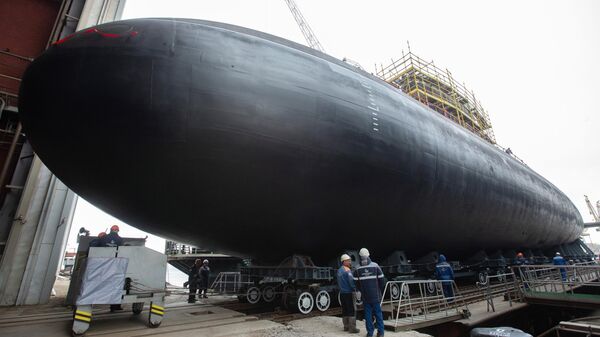 Workers prepare to launch the Mozhaisk, the latest Project 636.3 submarine built for Russia's Pacific Fleet. - Sputnik International