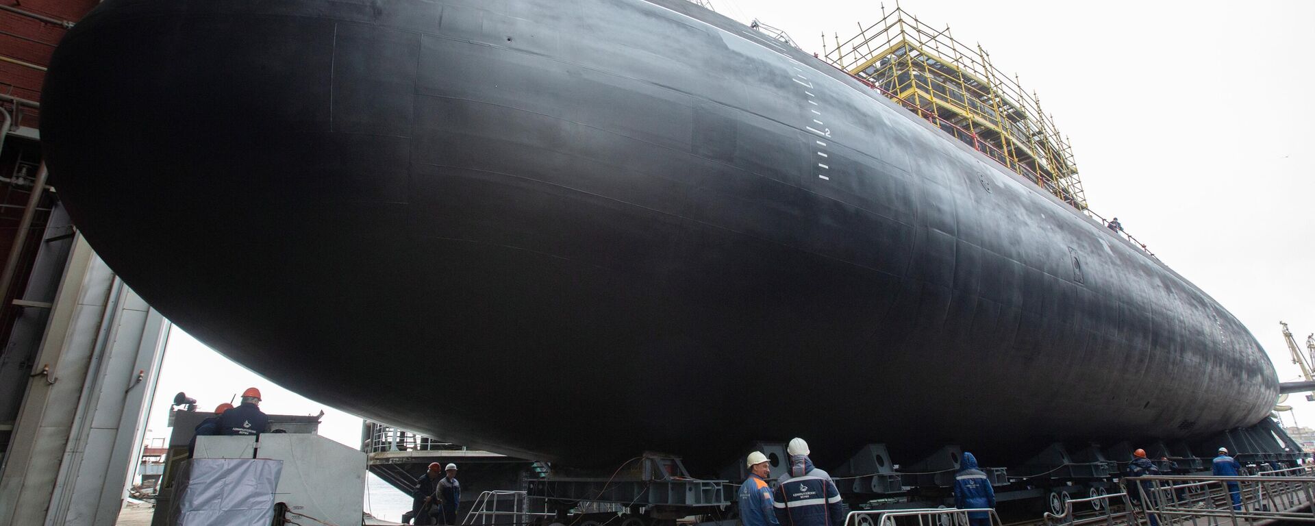 Workers prepare to launch the Mozhaisk, the latest Project 636.3 submarine built for Russia's Pacific Fleet. - Sputnik International, 1920, 28.04.2023