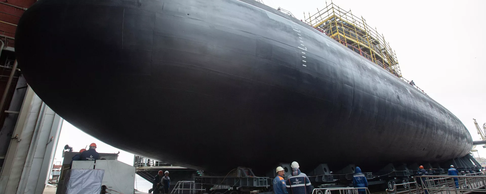 Workers prepare to launch the Mozhaisk, the latest Project 636.3 submarine built for Russia's Pacific Fleet. - Sputnik International, 1920, 28.04.2023