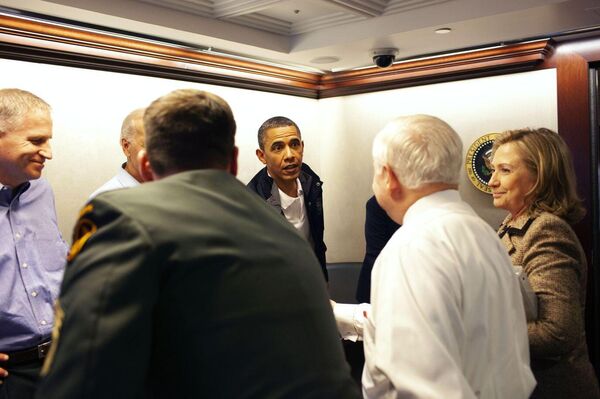 Obama and Secretary of Defense Robert Gates Shake Hands - Sputnik International