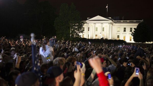 Crowds gather outside the White House after media outlets report Osama bin Laden's death - Sputnik International