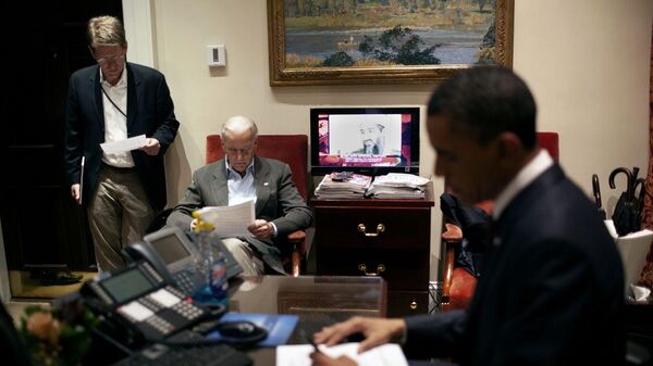 Vice President Biden and White House Press Secretary Jay Carney review Obama's speech - Sputnik International