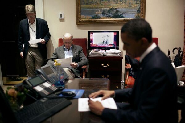 Vice President Biden and White House Press Secretary Jay Carney review Obama's speech - Sputnik International