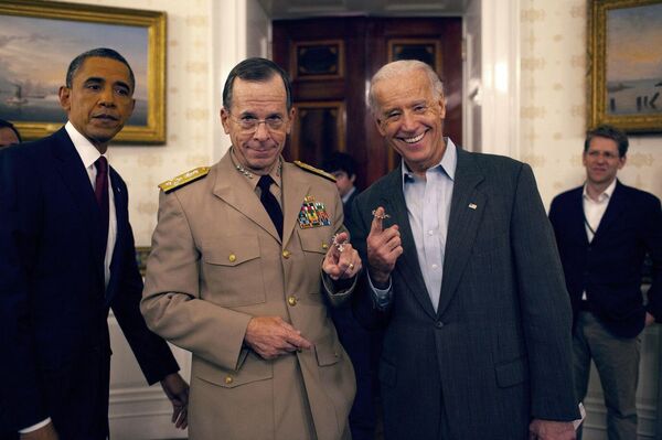 Vice President Biden and Chairman of the Joint Chiefs of Staff Mike Mullen celebrate Osama bin Laden's death - Sputnik International