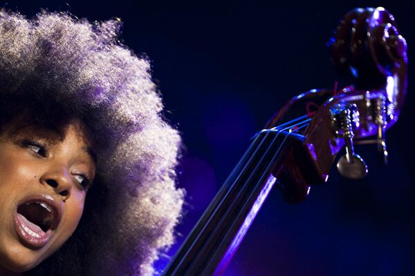 US Jazz bassist and singer Esperanza Spalding performs during a show organized by US music producer Quincy Jones at the 45th Jazz Festival in Montreux.  Spalding is an emerging star of jazz with a track record of five Grammy Awards, Boston Music Award and Soul Train Music Award.  - Sputnik International