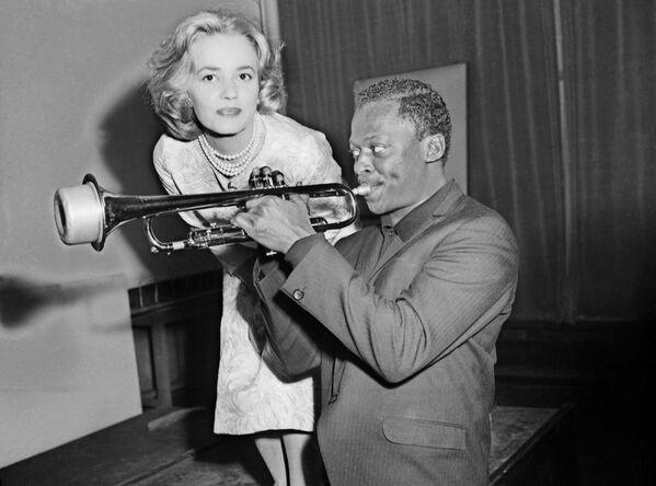 US trumpet player Miles Davis gives a lesson to French actress Jeanne Moreau in Paris, 1957. Davis was asked by French director Louis Malle to improvise music for his film &quot;Elevator to the Gallows&quot;, in which Jeanne Moreau acts. - Sputnik International