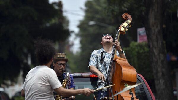 Группа Maroto Jazz Trio выступает на крыше фургона, разъезжая по окрестностям Мехико, Мексика - Sputnik International