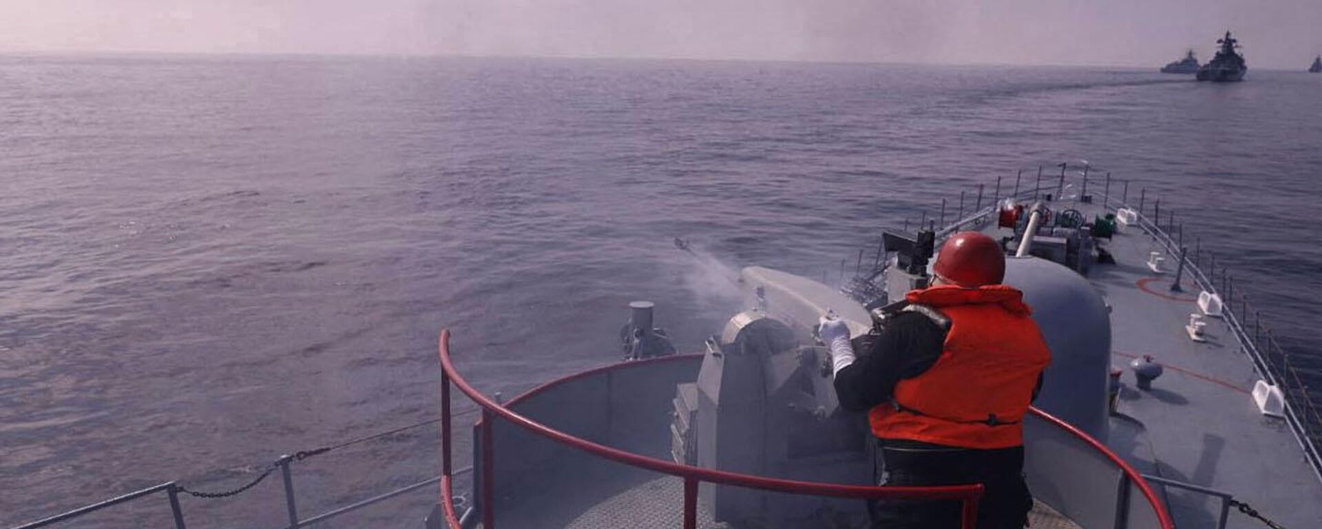 A handout picture made available by the Iranian Army official website on January, 21 2022 shows an navy-man firing atop a warship during a joint military drill in the Indian ocean. - Iran, Russia and China will began today joint naval drills for three days in the Indian Ocean, seeking to reinforce common security, an Iranian naval official said. - Sputnik International, 1920, 29.04.2023
