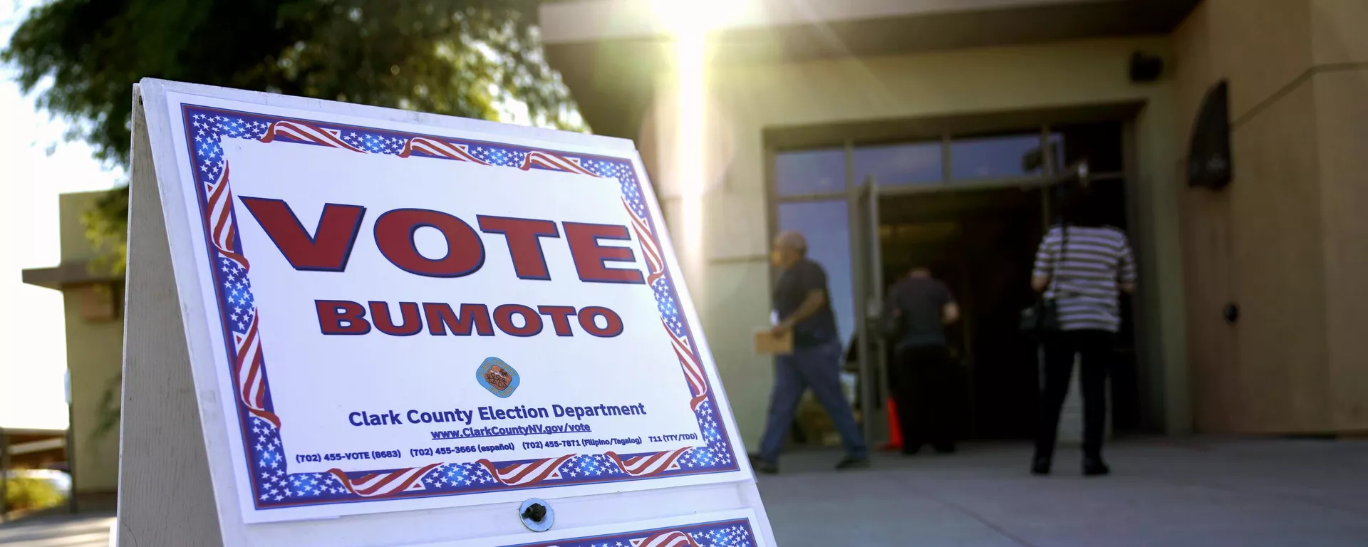 In this Oct. 30, 2020 file photo a sign directs people where to vote at a polling place during early voting in Las Vegas. - Sputnik International, 1920, 01.11.2024