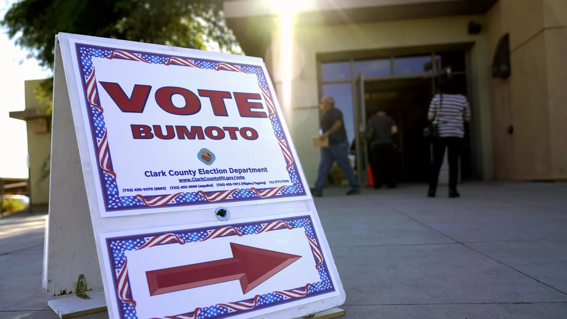 In this Oct. 30, 2020 file photo a sign directs people where to vote at a polling place during early voting in Las Vegas. - Sputnik International, 1920, 01.11.2024