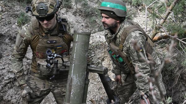 Ukrainian servicemen of the 95th Separate Air Assault Brigade prepare to fire a 120mm mortar towards Russian positions on a frontline in Donetsk region, on April 5, 2023 - Sputnik International