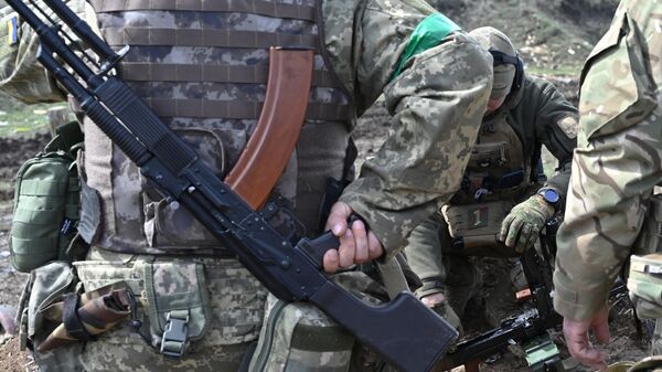 Ukrainian servicemen attend a training exercise in the Donetsk region on April 7, 2023 - Sputnik International