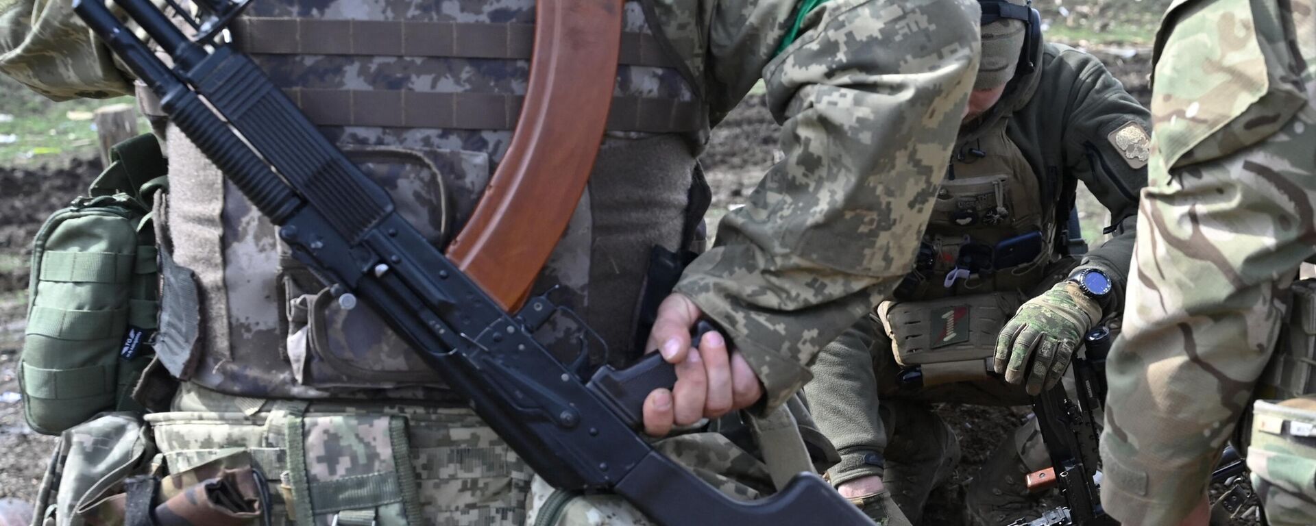 Ukrainian servicemen attend a training exercise in the Donetsk region on April 7, 2023 - Sputnik International, 1920, 15.05.2023