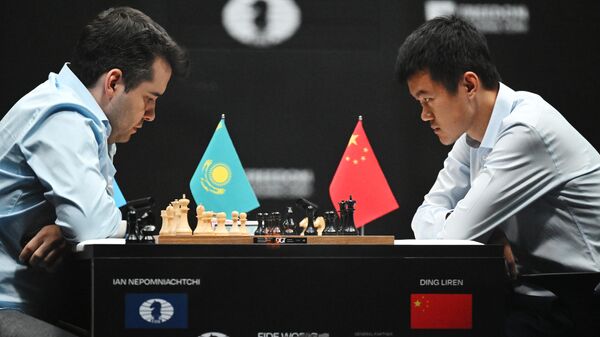 Russia's Grandmaster Ian Nepomniachtchi, left, and China's Grandmaster Ding Liren compete in the tiebreak of the 2023 FIDE World Chess Championship Match in Astana - Sputnik International
