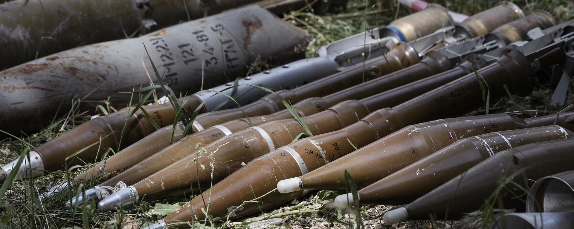 Ammunition abandoned by Ukrainian forces lie on the ground in the street in Mariupol, Donetsk People's Republic. - Sputnik International, 1920, 18.07.2023
