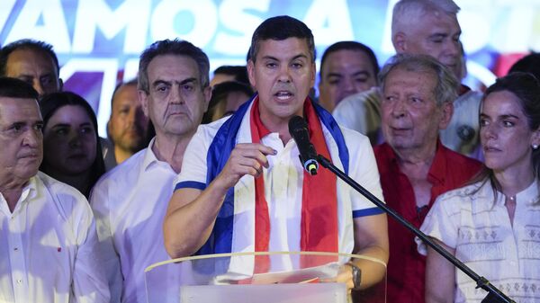 Santiago Pena, presidential candidate of the Colorado ruling party, center, talks after the voting closed during general elections in Asuncion, Paraguay, Sunday, April 30, 2023.  - Sputnik International