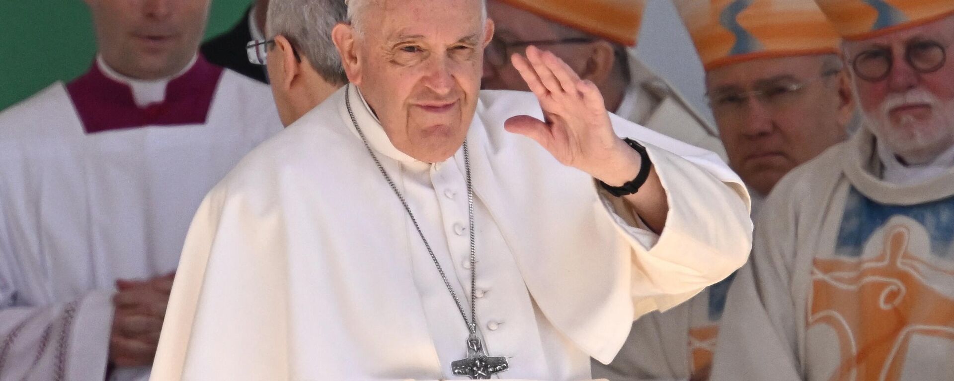 Pope Francis waves as he celebrates a holy mass at Kossuth Lajos' Square during his visit in Budapest on April 30, 2023, the last day of his tree-day trip to Hungary - Sputnik International, 1920, 01.05.2023