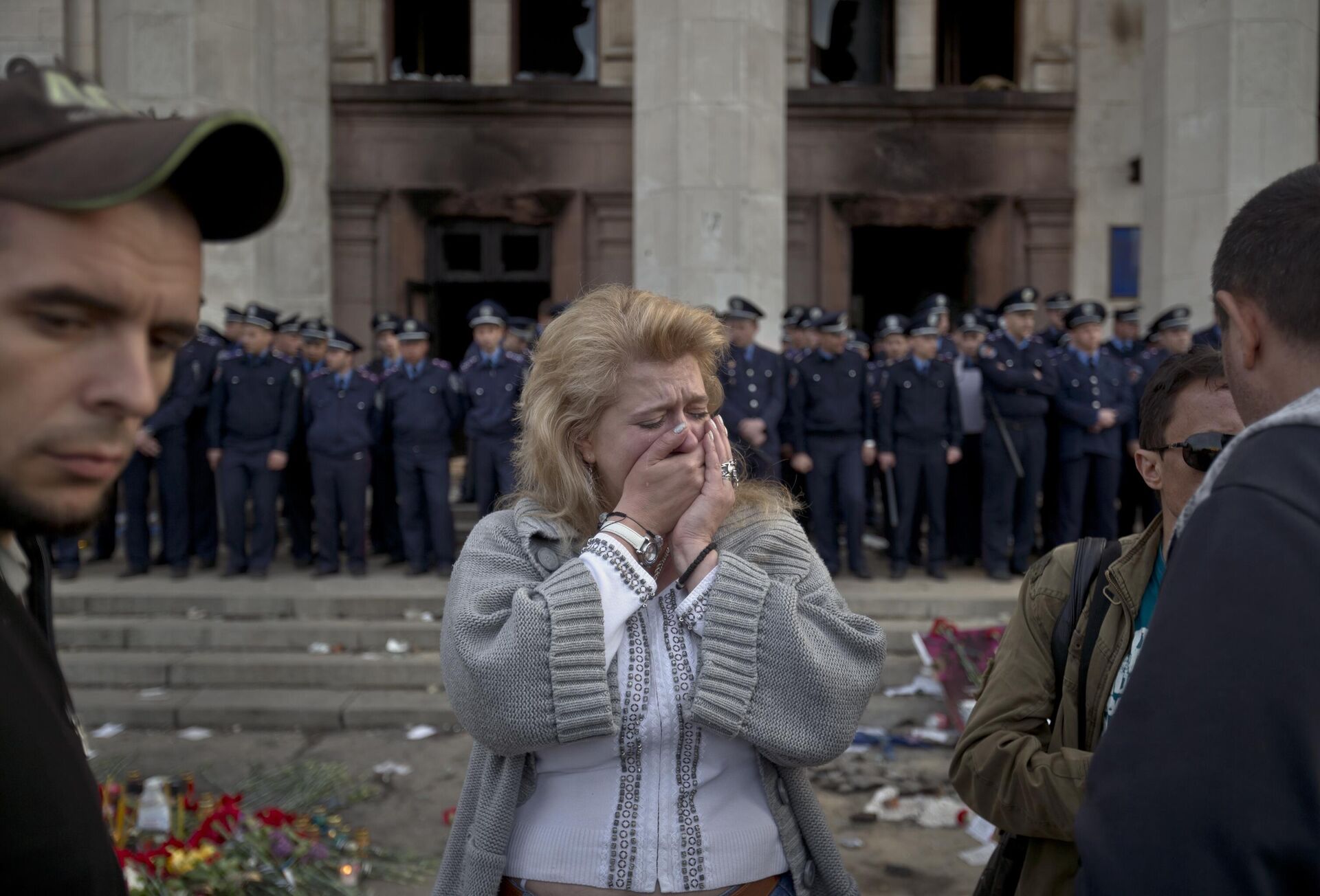 A woman cries back dropped by police troops guarding the burnt trade union building in Odessa - Sputnik International, 1920, 30.04.2024