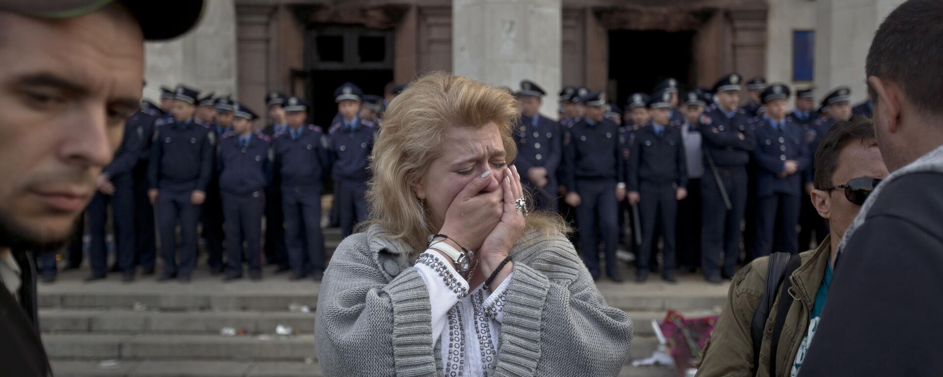 Woman mourns those killed in Odessa Massacre - Sputnik International, 1920, 02.05.2023