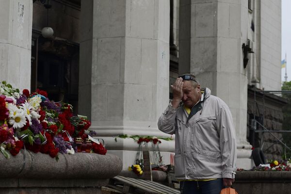 People lay flowers in memory of those killed in the inferno and mourn their loss. - Sputnik International