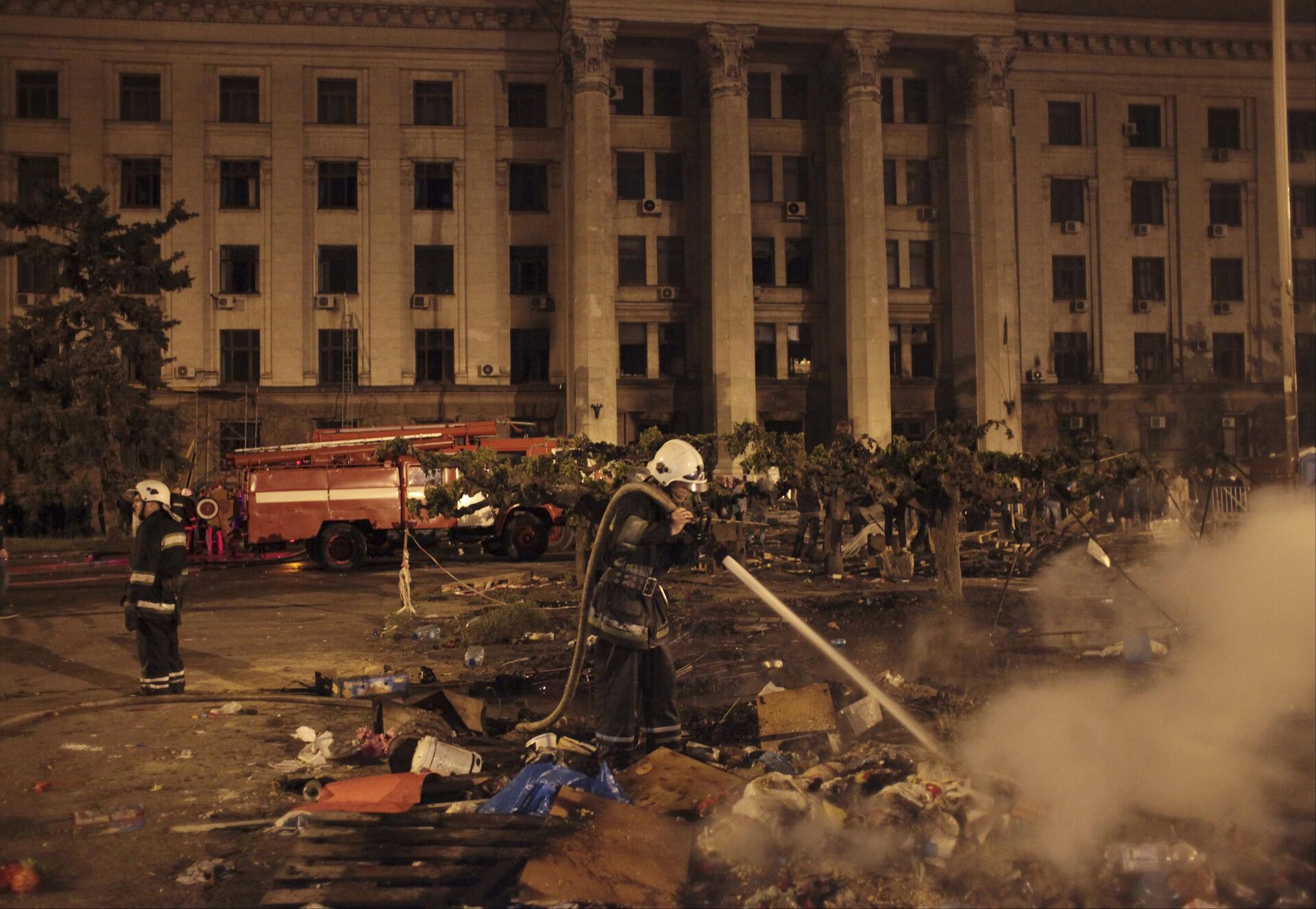 Пожарные возле сгоревшего здания профсоюзов, где более 30 человек погибли, пытаясь спастись во время столкновений в Одессе - Sputnik International, 1920, 30.04.2024