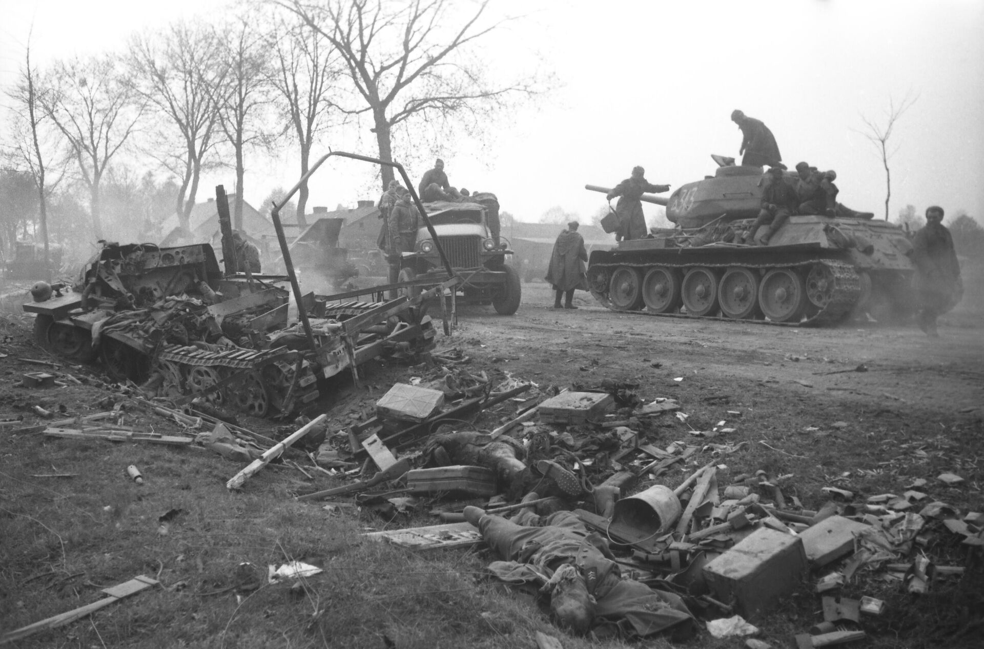 Soviet tanks on the outskirts of Berlin. April 26, 1945 - Sputnik International, 1920, 02.05.2023