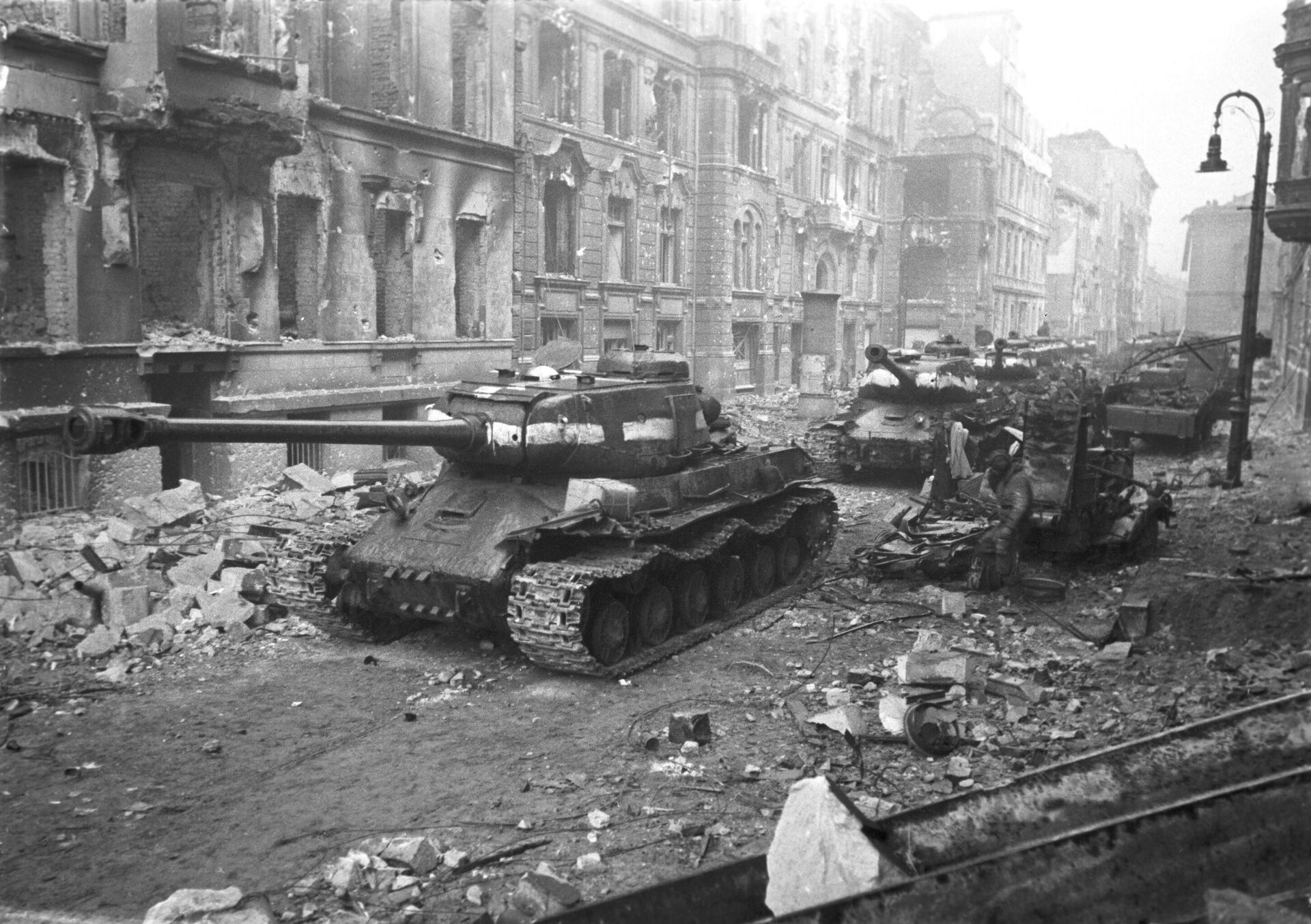 Soviet tanks in the streets of Berlin. April 30, 1945 - Sputnik International, 1920, 02.05.2023