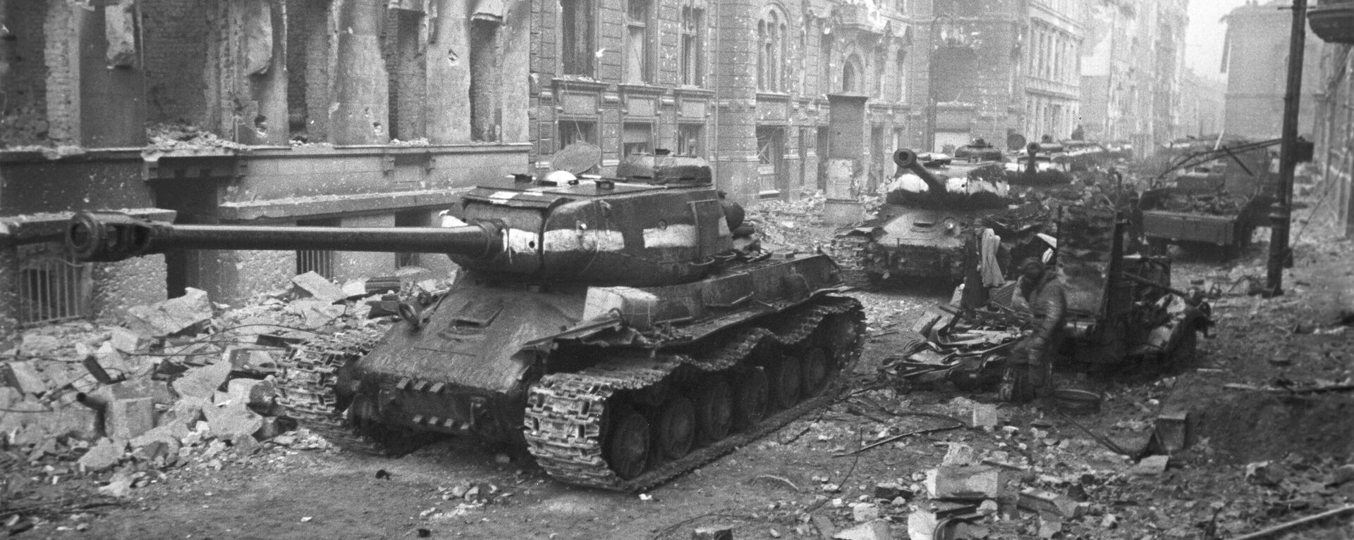 Soviet tanks in the streets of Berlin. April 30, 1945 - Sputnik International, 1920, 12.05.2024