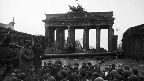Soviet soldiers at the Brandenburg Gate in Berlin. May 2, 1945 - Sputnik International