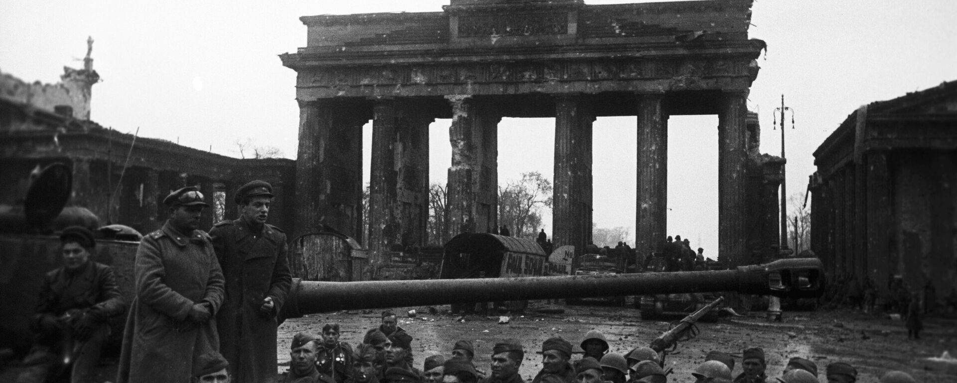 Soviet soldiers at the Brandenburg Gate in Berlin. May 2, 1945 - Sputnik International, 1920, 24.08.2023