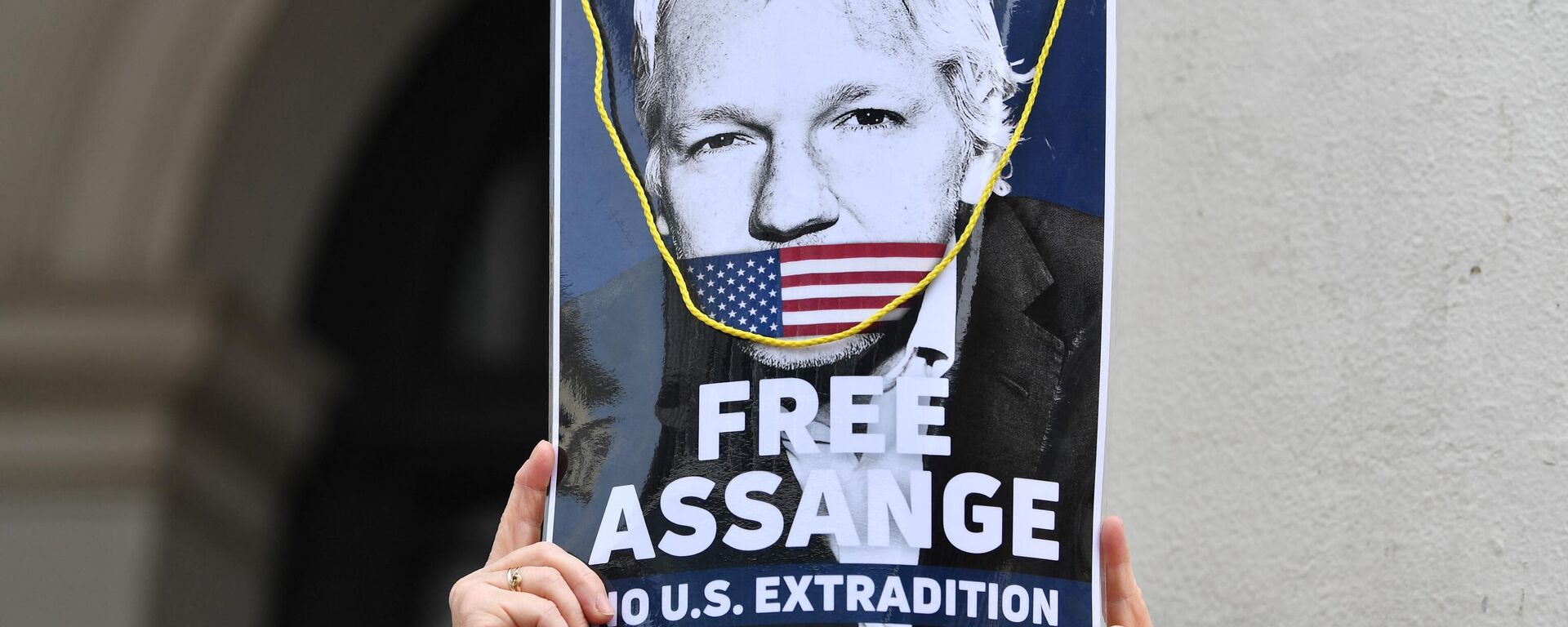 A woman takes part in a demonstration in support of Wikileaks founder Julian Assange who is facing extradition to the USA in Brussels on April 23, 2022 - Sputnik International, 1920, 03.05.2023