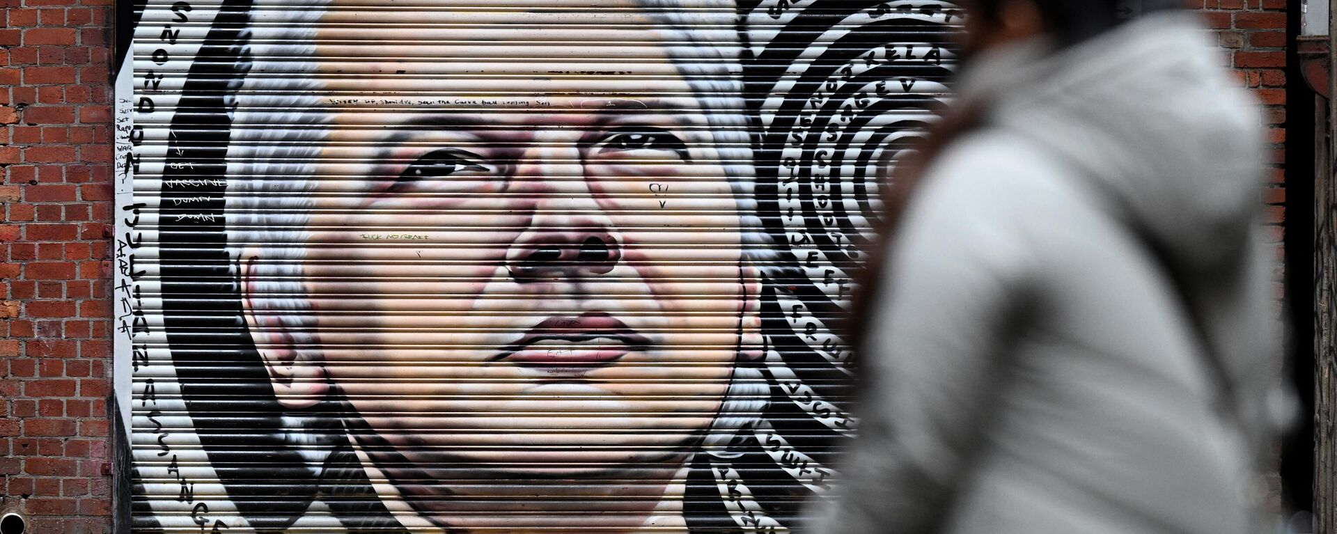 People walk past a mural of Julian Assange in a Melbourne inner-city laneway on June 20, 2022 - Sputnik International, 1920, 06.05.2023