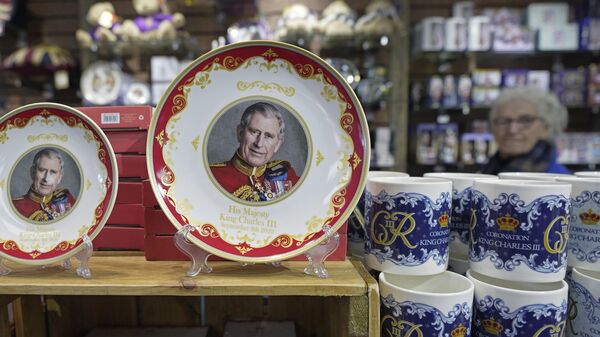 King Charles III Coronation plates and mugs are displayed for sale in a gift shop in London - Sputnik International
