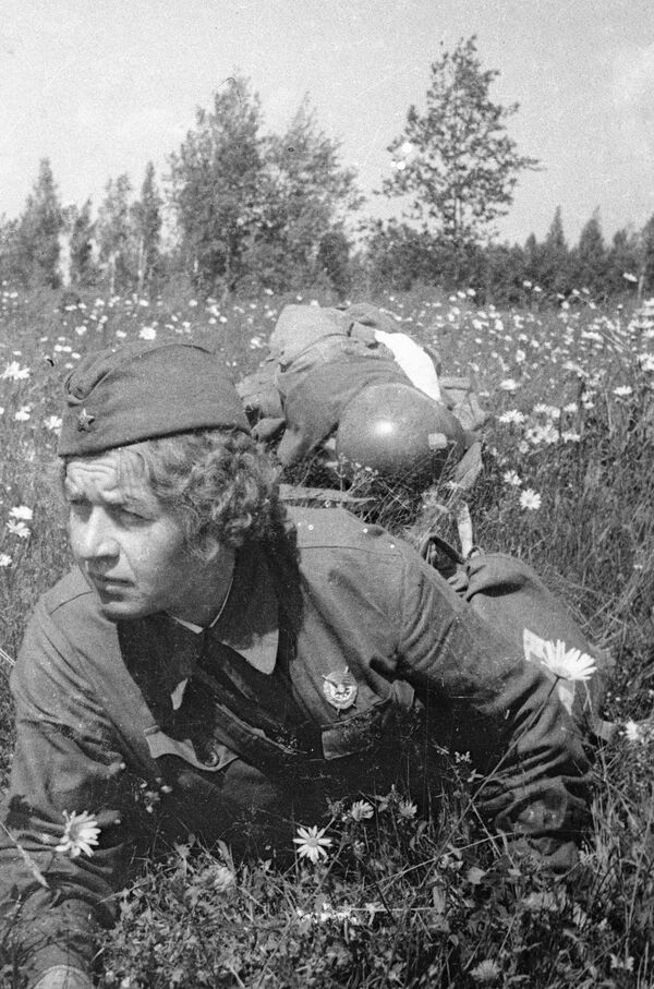 Nurse Elena Kovalchuk retrieves a wounded soldier from the battlefield.Elena Kovalchuk had once been a hairdresser, but when the war started she was shocked by Nazi atrocities and joined the Soviet Army as a nurse. According to some estimates, during her service she saved roughly 800 lives. She died in 1944 near Alytus, Lithuania and was awarded the Order of Lenin – the highest honor in the Soviet Union. - Sputnik International
