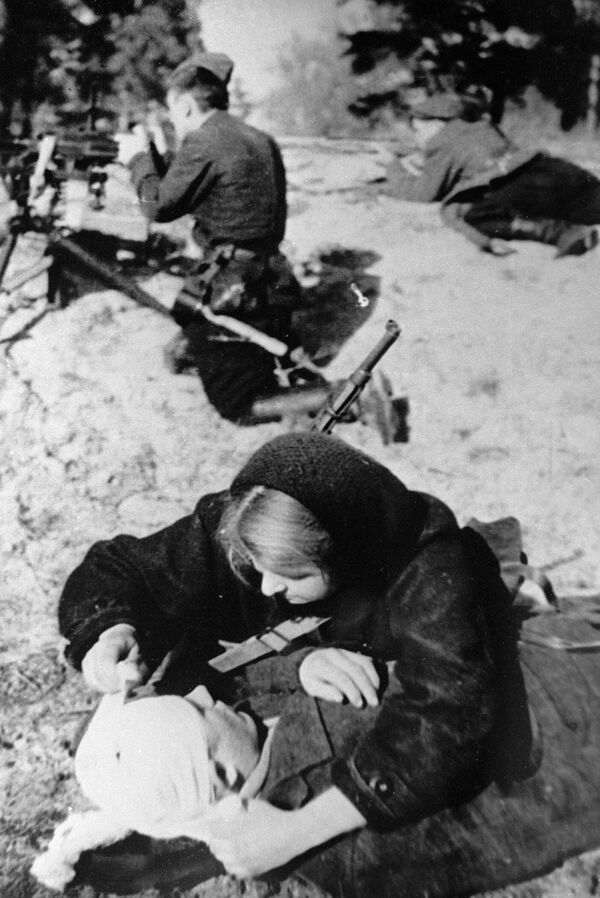 A nurse with a partisan detachment bandages the wounded during a battle near Pinsk in modern-day Belarus. - Sputnik International