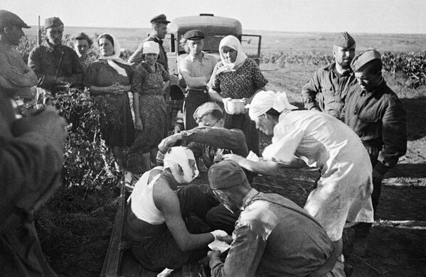 Nurses assist the wounded after a Nazi air raid in the vicinity of Kishinev. - Sputnik International