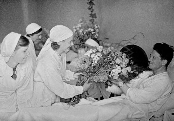 Nurses bring flowers to wounded soldiers in Moscow, 1941. - Sputnik International
