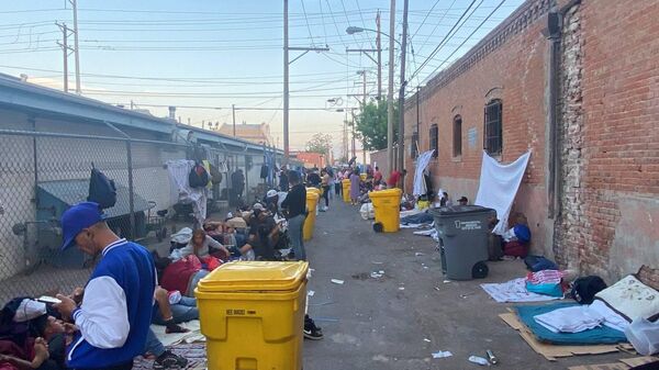 Migrants have camped out in the immediate area around the Sacred Heart Church in downtown El Paso, Texas, which is located a stone's throw away from the US-Mexico border. - Sputnik International