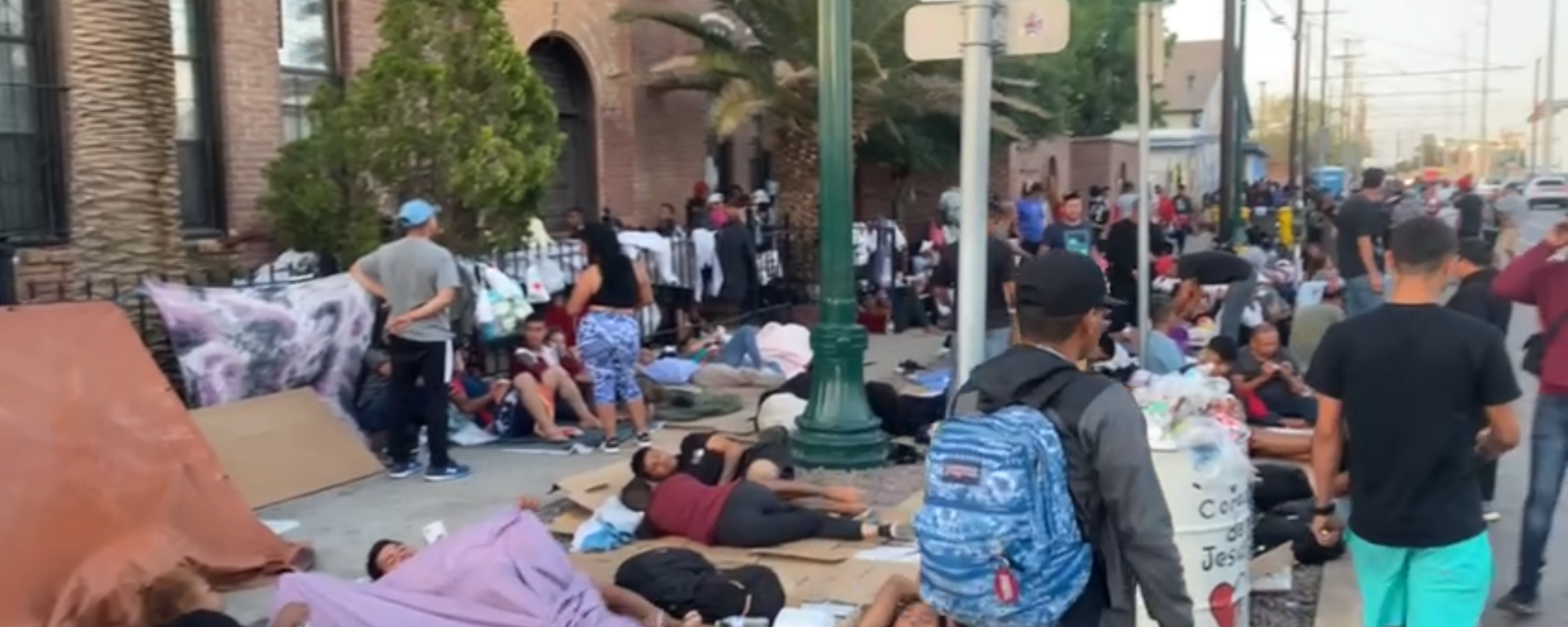Thousands of migrants have set up camp around the Sacred Heart Church in downtown El Paso, Texas, previewing a small piece of the chaos that may ensue once the Title 42 expulsion policy ends in the coming week.  - Sputnik International, 1920, 06.05.2023