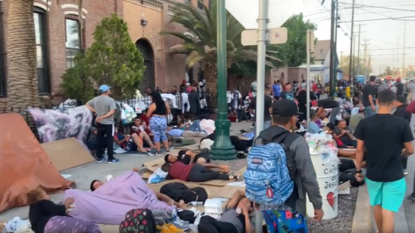Thousands of migrants have set up camp around the Sacred Heart Church in downtown El Paso, Texas, previewing a small piece of the chaos that may ensue once the Title 42 expulsion policy ends in the coming week.  - Sputnik International