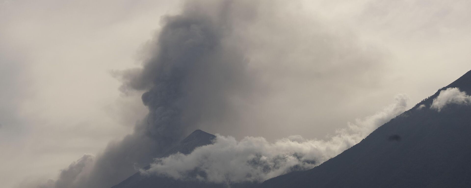 The Volcan de Fuego, or Volcano of Fire, blows outs a thick cloud of ash, seen from San Miguel Duenas, Guatemala, Thursday, Sept. 23, 2021. According to a bulletin published by the Guatemalan Vulcanology Institute, the volcano has spewed lava and ash in a series of explosions that have not yet forced any evacuations. - Sputnik International, 1920, 05.05.2023